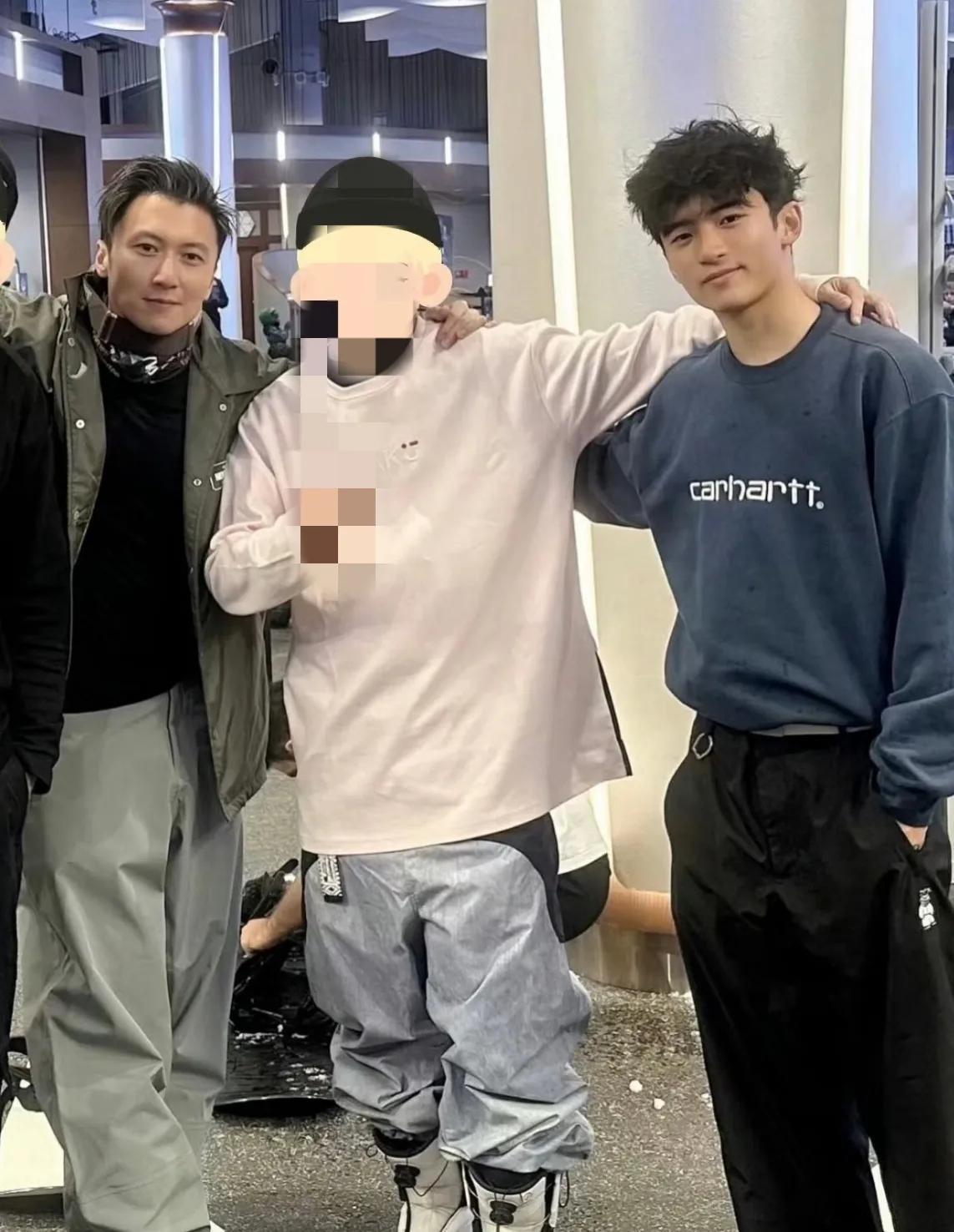 终于看到了谢霆锋儿子的清晰照片，这么一看，确实不比谢霆锋差，不仅棱角分明，