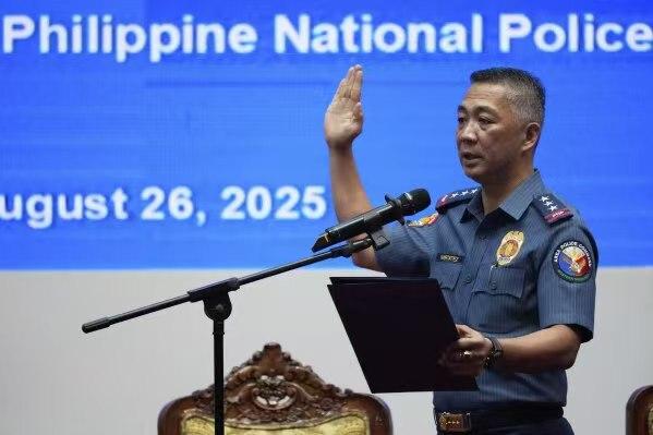 菲国警被卷进来了？近日，菲国警总监纳塔特斯下令对警察14日护送罗萨离开参议院的