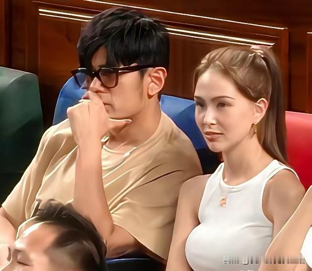任何网球赛场的边儿上都不缺大明星，周杰伦夫妇也是网球爱好者。两个人来到赛场边看