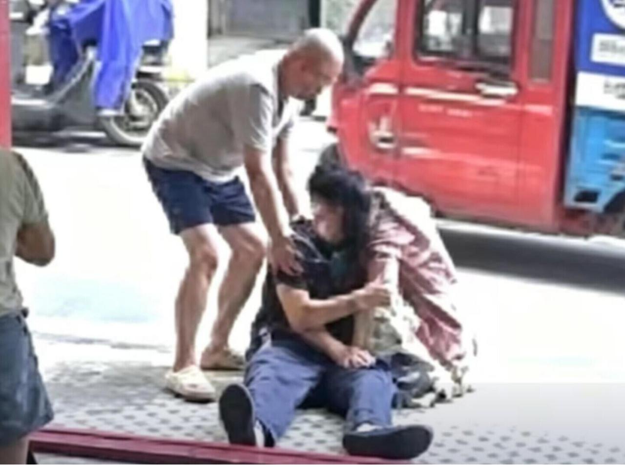 店家扶晕倒的老人，被讹1.9万，最让人恶心反感是什么？是调解方，和稀泥。监控