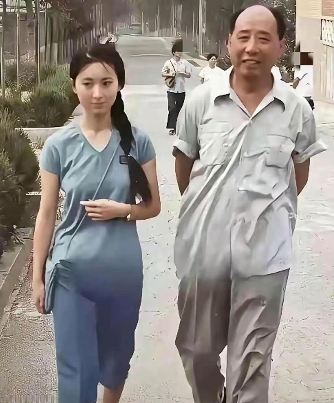 一张珍贵老照片，是87版林黛玉陈晓旭，身旁站着红学家邓云乡先生。