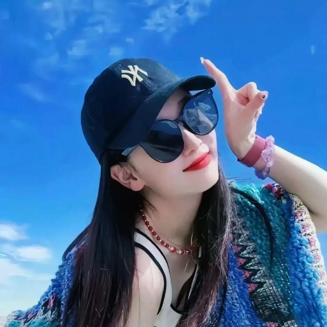 阳光明媚的海边，戴帽子的时尚女孩，拍照姿势超可爱！海边风照片帽子女自拍海海滩