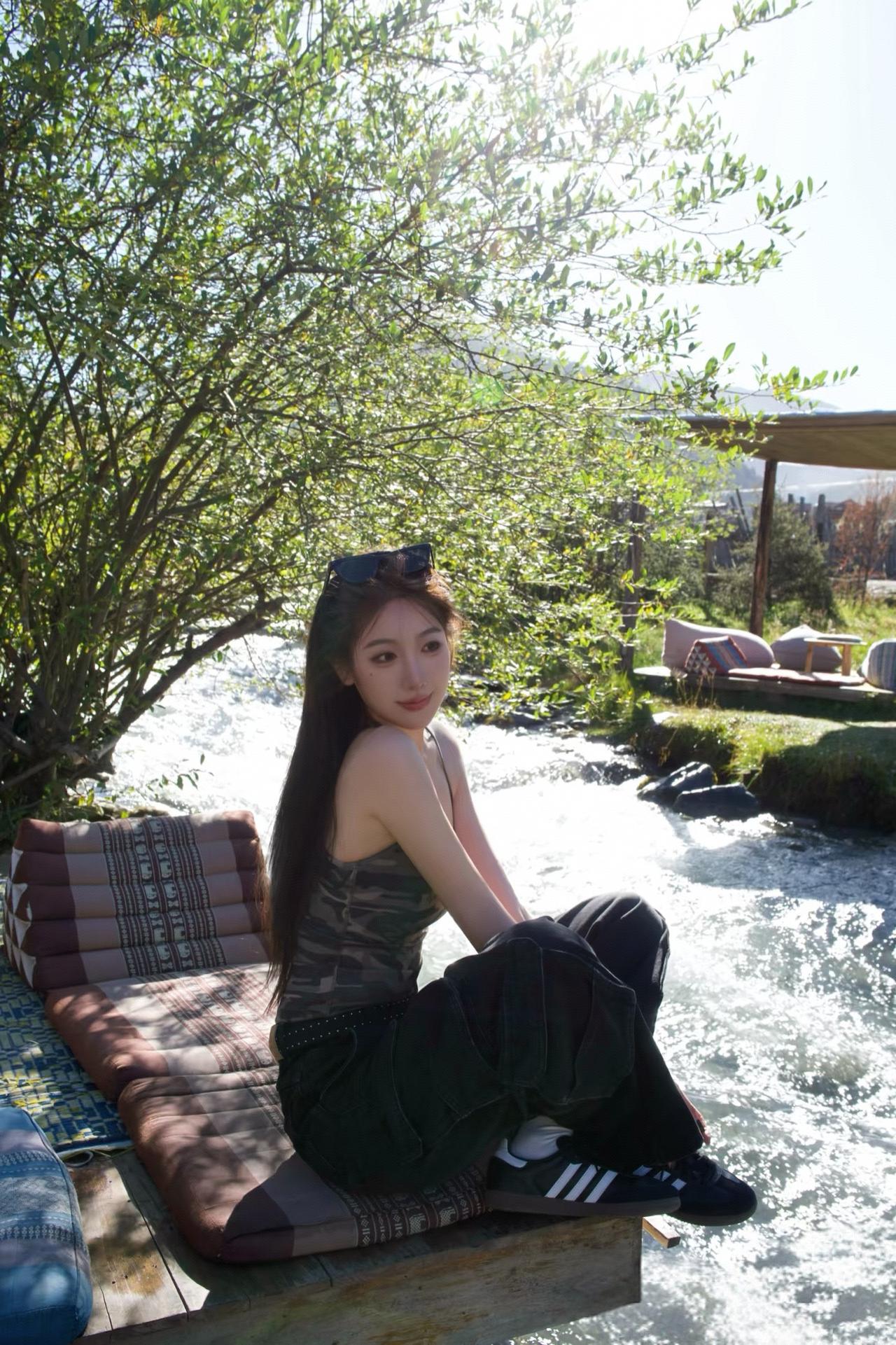 绿树荫中坐，清溪流水间