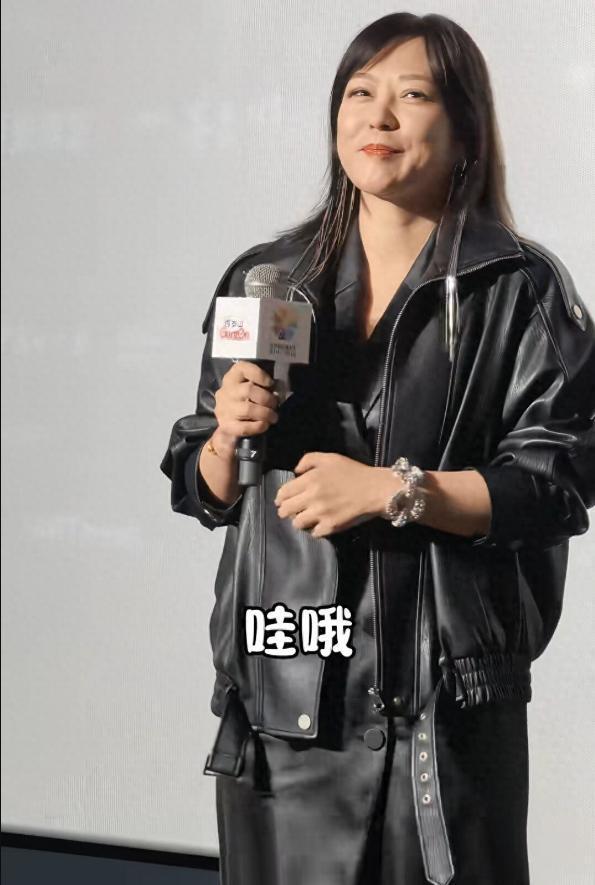 47岁郝蕾北影节亮相，直接引爆争议！酷飒皮衣配流苏耳环，气场两米八。可镜头拉
