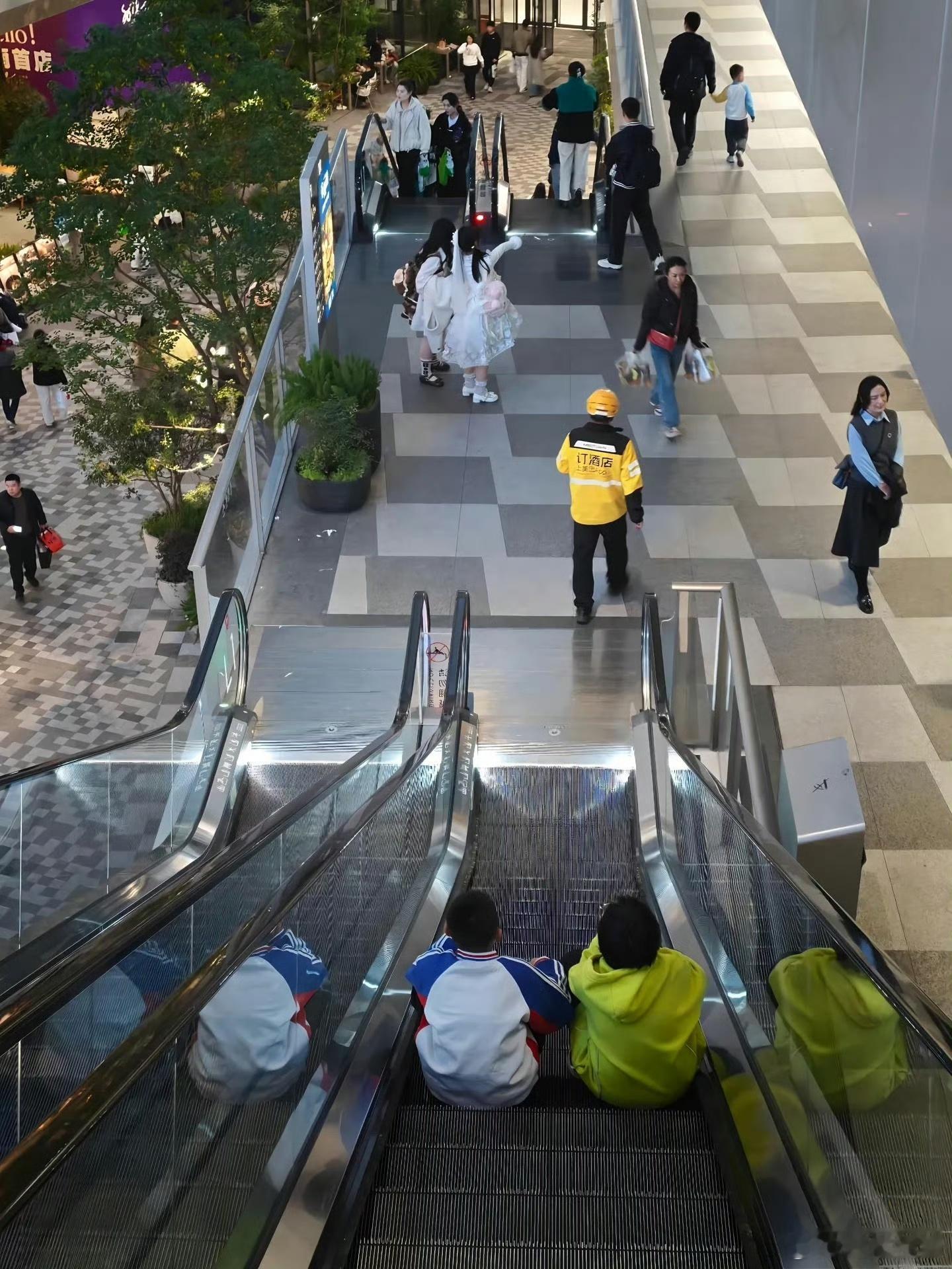 一张照片，却同时照出这么多不同的人生。