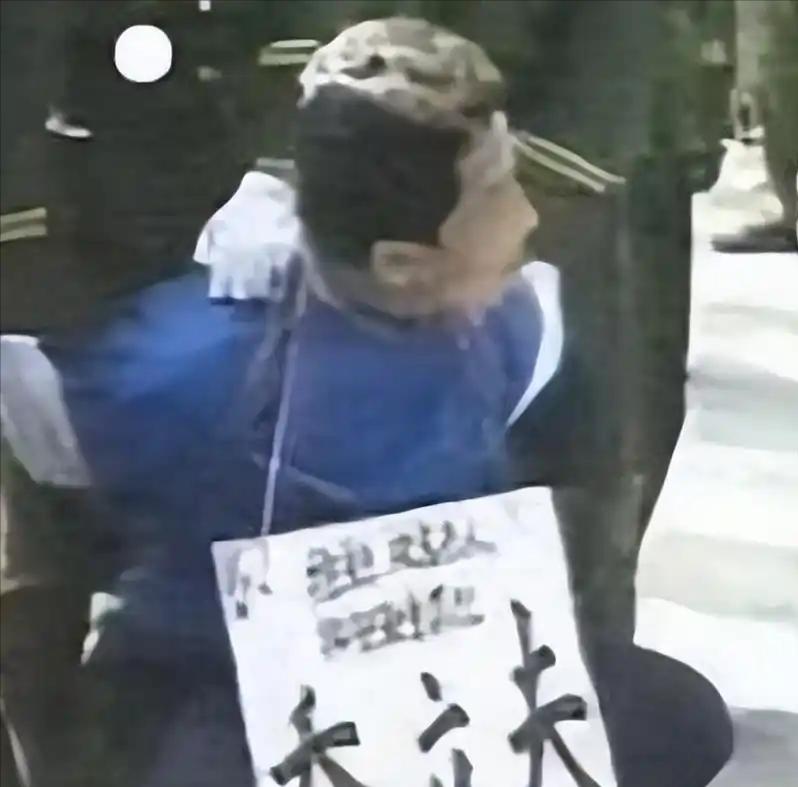 1995年7月8日，兰州南昌路的一处出租屋门外，气氛十分紧张。为了抓捕里面的那个
