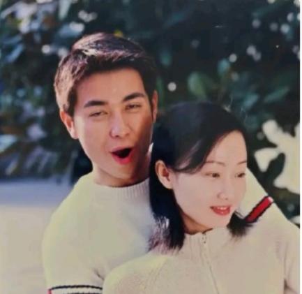 保剑锋前女友晒昔日旧照，曝保剑锋婚前出轨。此前保剑锋发律师函，却不想黄熙慧根本