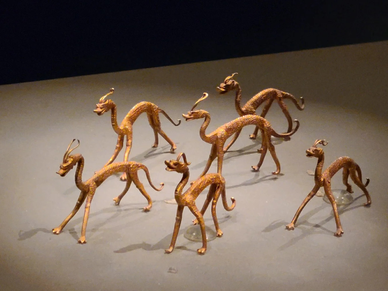 陕历博的这个赤金走龙，1970年出土的时候一共有12条。在1975年的时候被偷走