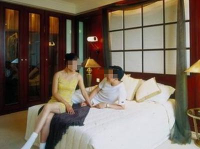 陕西西安，已婚的张女士和张先生通过摇一摇结识，两人在酒店首次发生关系。在车内再