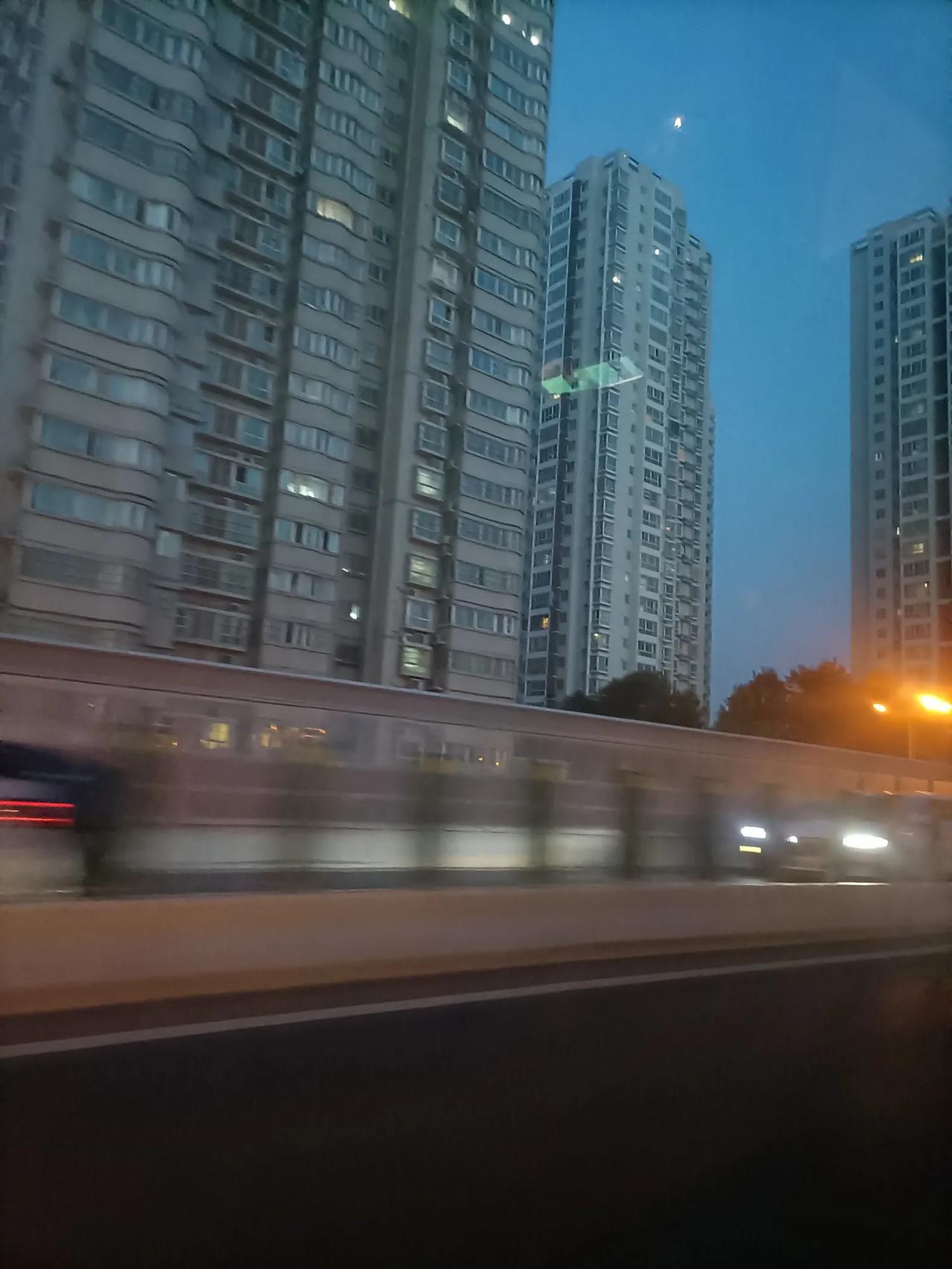 以前觉得在西安二环、三环边买房子住着非常方便，不管是开车还是做公交车都很方便，但