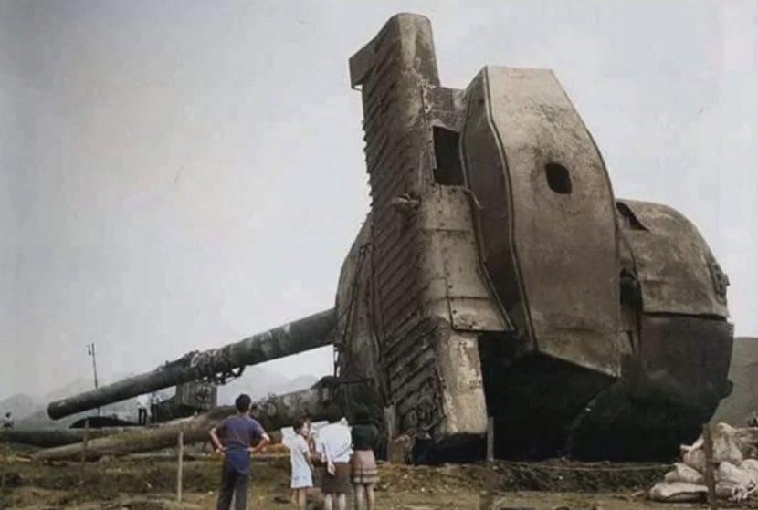 1970年，人们正在查看从日本战列舰JapanesebattleshipMu