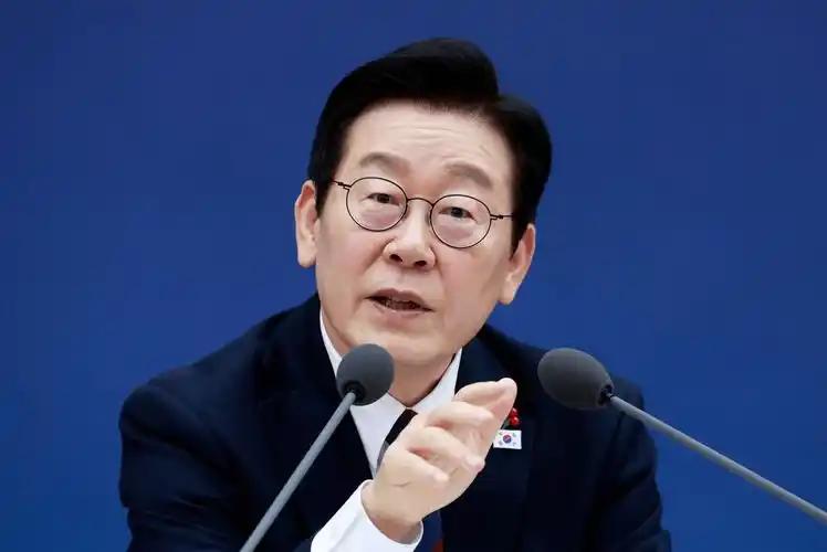 8月13日，韩国总统李在明坐镇青瓦台，主持高层核心幕僚会议，正式官宣韩国新一轮史