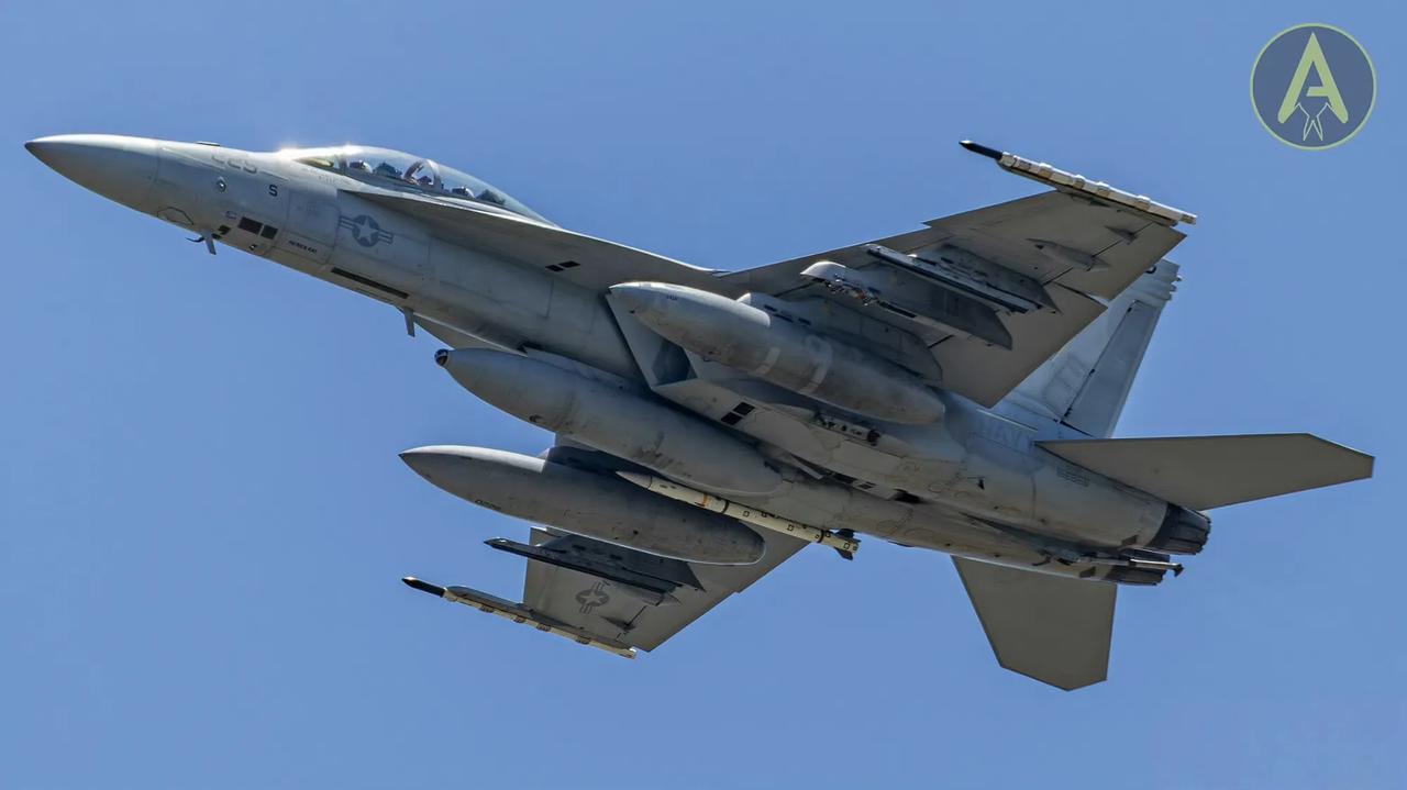 鹰酱曝光了其研制的新型AIM-260远程空空导弹。和之前公开的渲染图没有区别，的