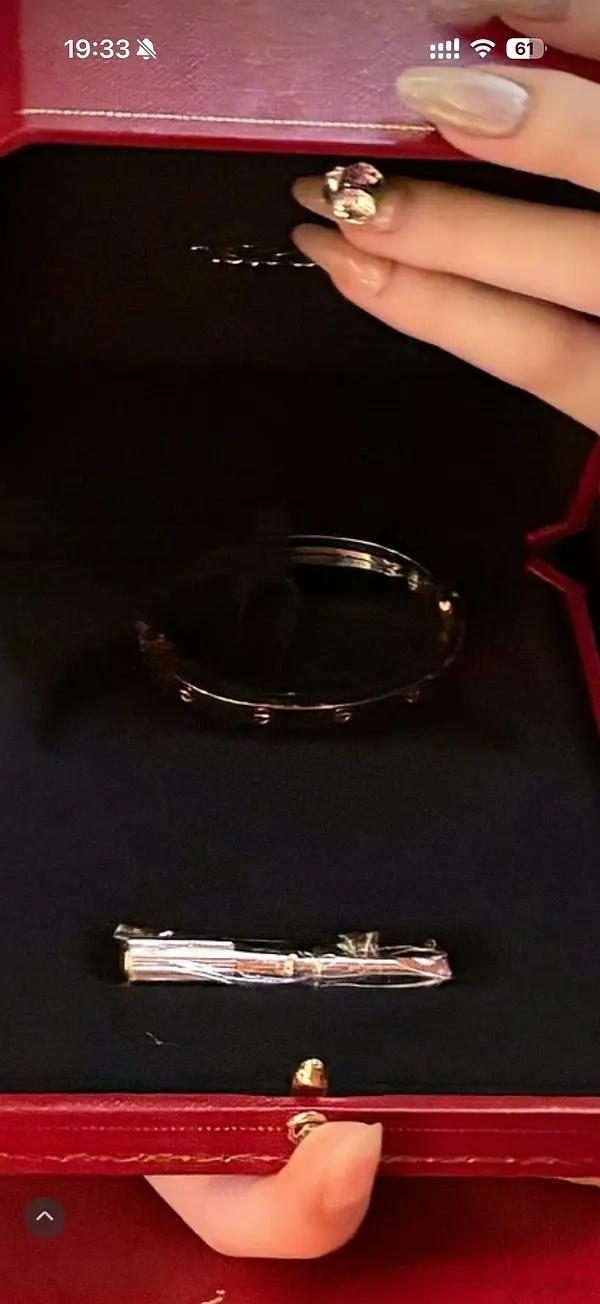 送的居然还是无钻入门款有点扣了戴比尔斯是工作卡地亚是生活