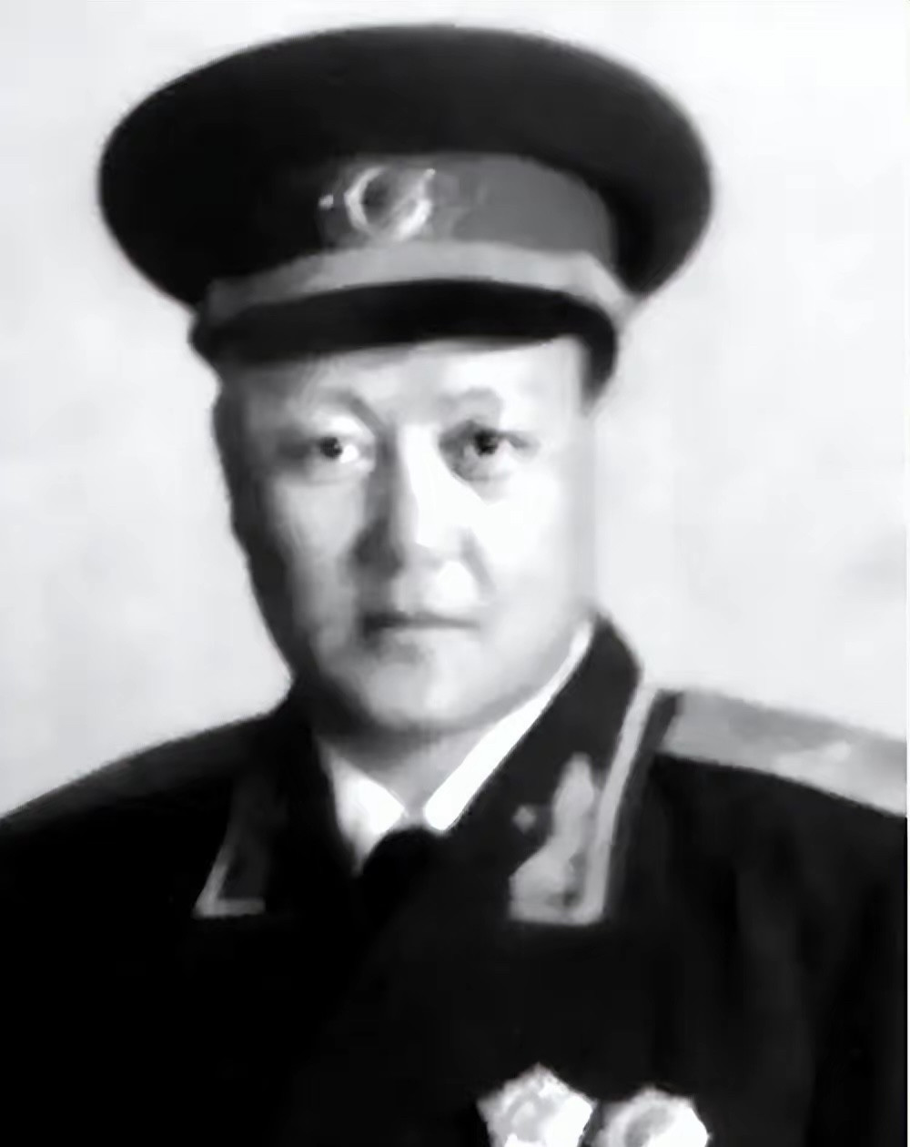 1949年，解放军师长刘炳彦去北京饭店吃饭，突然看到一个服务员举止异常，还有些眼