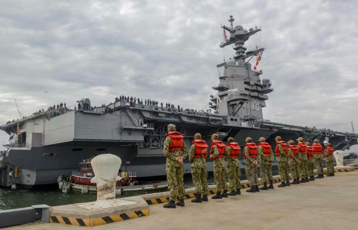 美国人拍军舰的时候，有时候拍的也不咋地。看着码头上那一排站立的美军士兵，如果忽