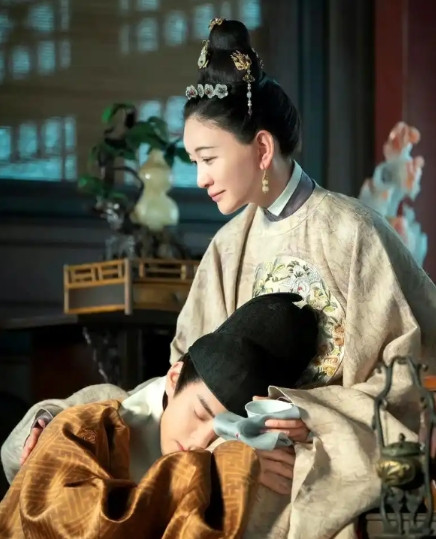1462年，15岁的太子朱见深正在洗澡时，从小照顾他的乳娘进来加水。朱见深见状，