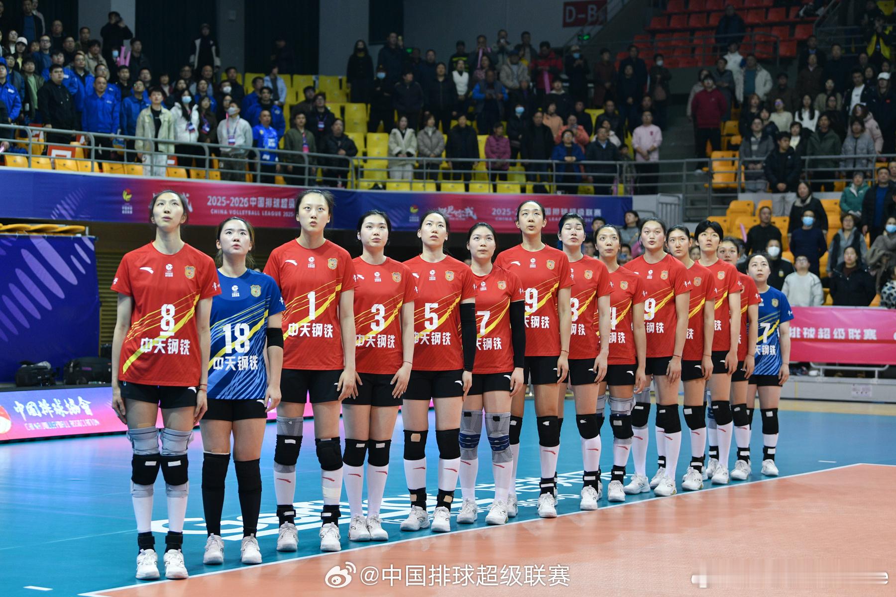 上海女排3比0江苏女排本场比赛，上海队的发球针对性更强、进攻点多样，许晓婷的传