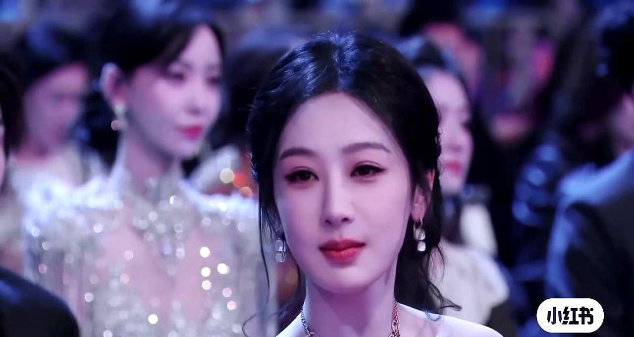 她不是“顶流”，她是“神”。杨紫《长相思》爆火，所有人都只盯着收视率？你错了