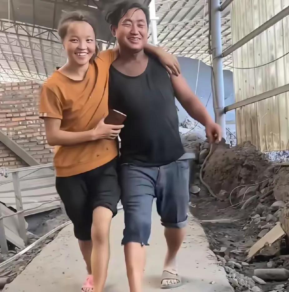 工地招了一对夫妻门卫，两个人一共8000，结果所有杂活他俩全包了。男的看大门，夜