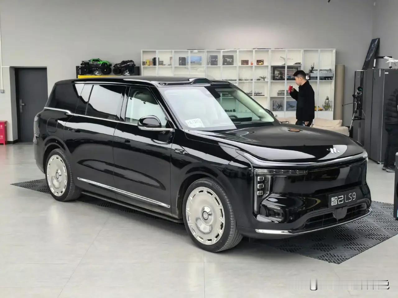 现在大六座SUV市场都在比尺寸，都快没啥新花样了。不过11月12号，“上汽旗舰大