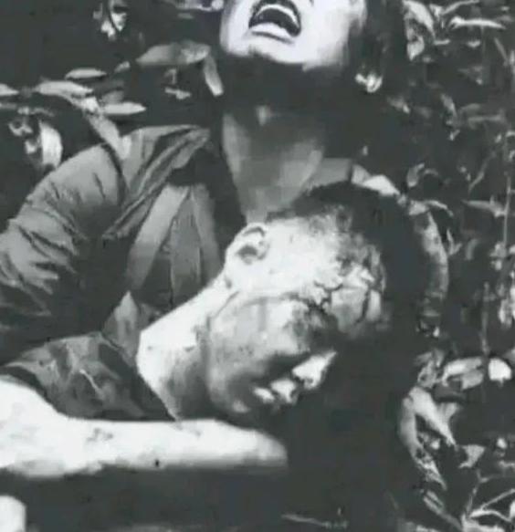 1987年，老山前线221高地，李发忠抱着陈为民烈士的遗体哭得撕心裂肺，而陈为民