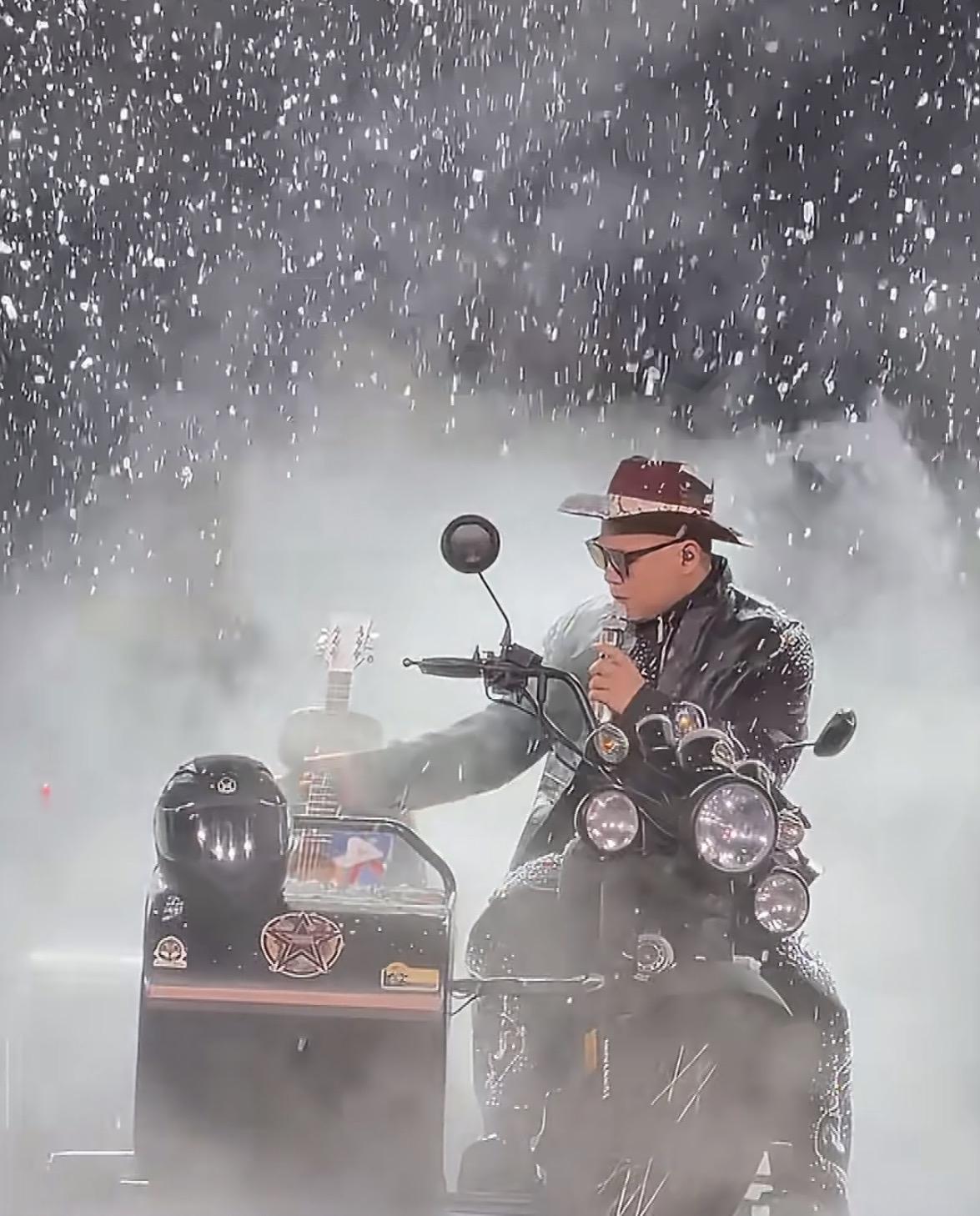 其实真别觉得德云社只是为了“圈快钱”。岳云鹏开演唱会，表面看是KTV水平，背后其