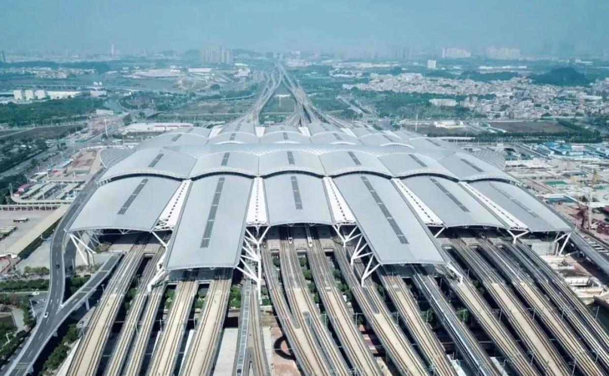 广州南站客流量断崖式领先，15台28线的站台规模运用到极致。2025年广州南站
