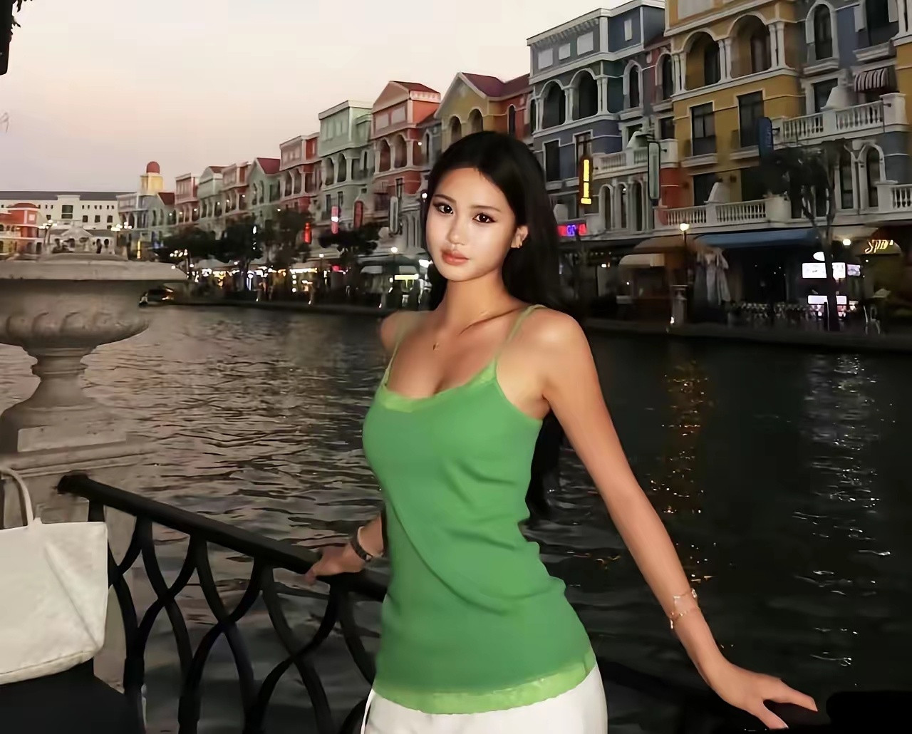 钟丽缇小女儿Cayla晒出近照，这比例真的太绝了高挑又亮眼，气质越来越出众啦～