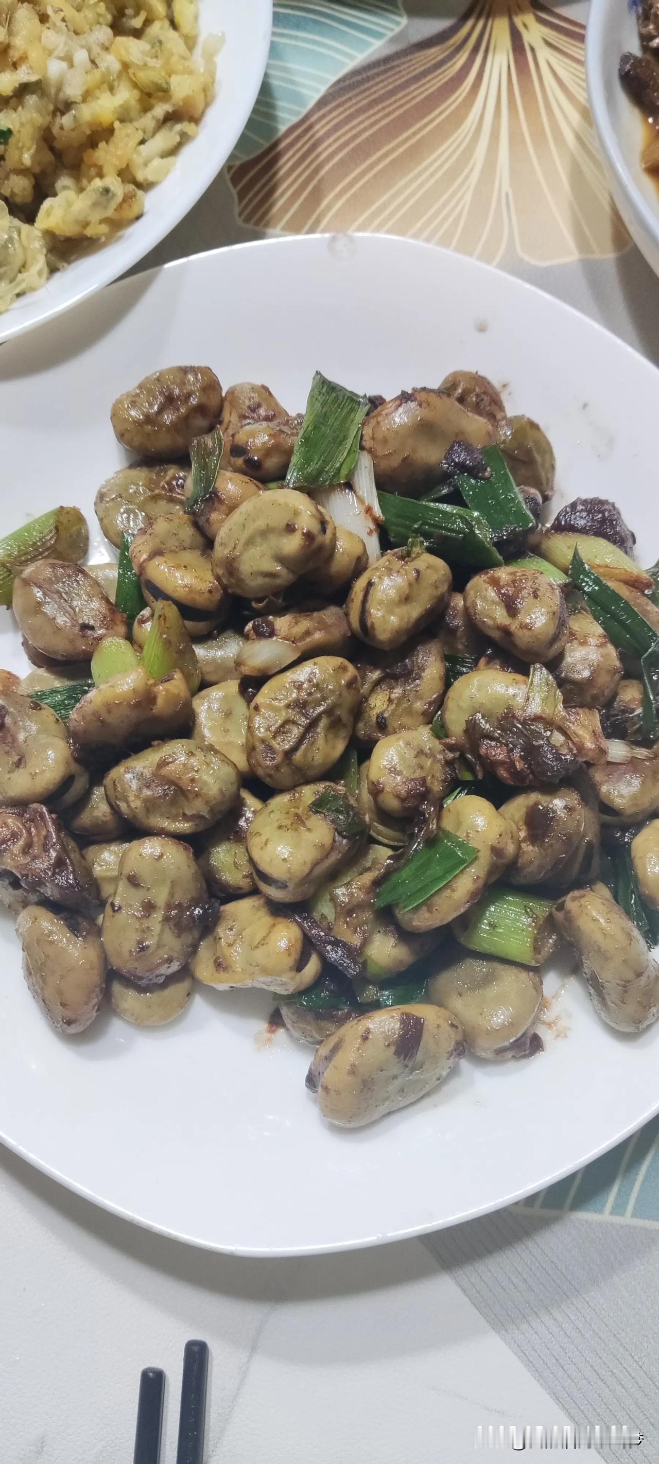 蚕豆也是上海人比较喜欢的菜吗?这菜应该是上海人比较爱吃的菜，温州大量种植的蚕豆基
