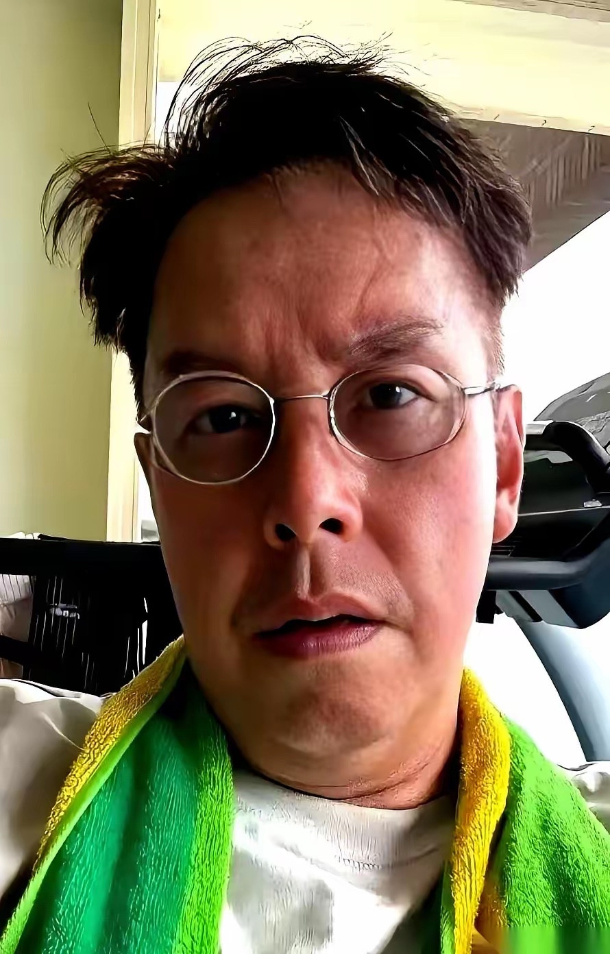76岁吊打内娱！谭咏麟满分演唱会，戳破行业糊弄乱象看新闻媒体最近的报道，香港红馆刚出了一桩“砸人饭碗