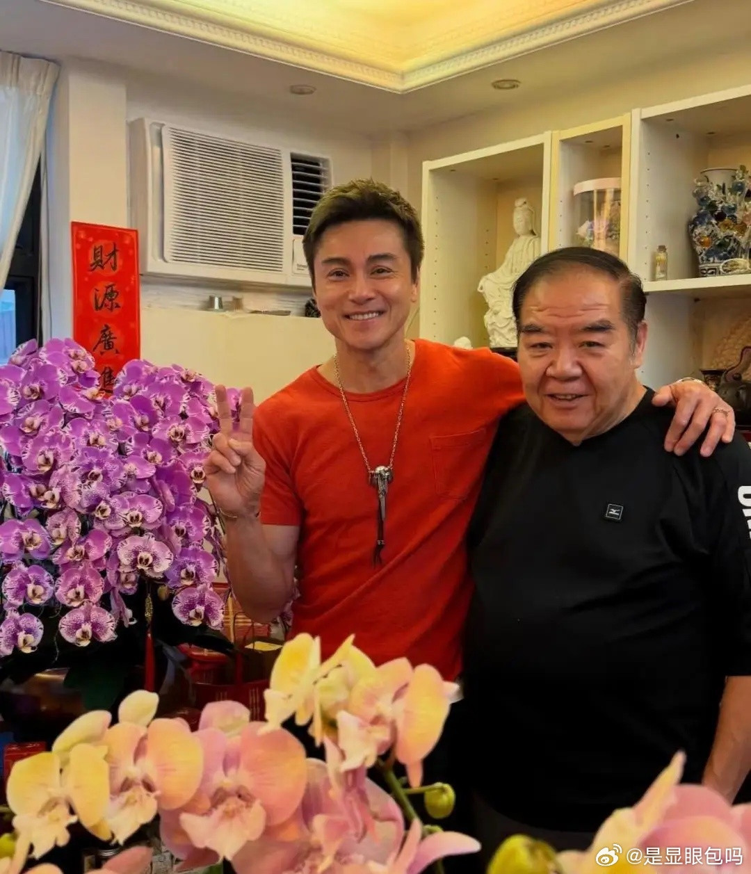 香港艺人黄浩然带着妻儿一起去探望前辈郑则仕，黄浩然虽然已经51岁，他心态看起来还