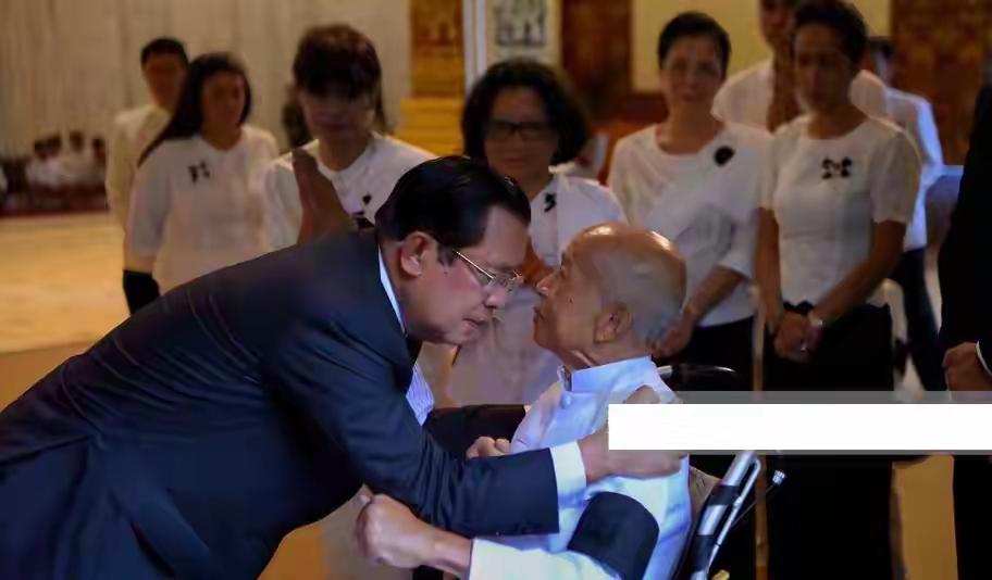 几年前，洪森亲王按着拉那烈亲王的肩膀，是多么得意。拉那烈亲王坐在轮椅上，还紧握