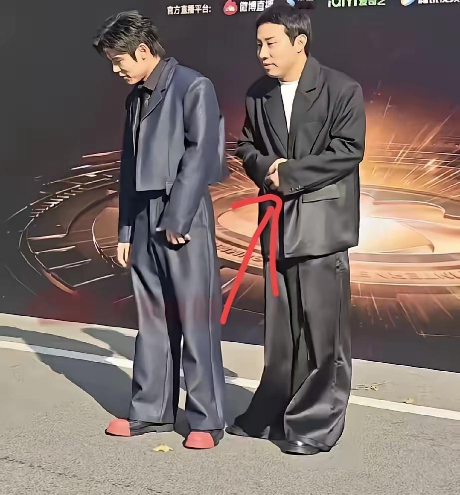 徐志胜何广智这波“反向走红”笑不活了！微博之夜穿高定西装，愣是穿出了偷穿大
