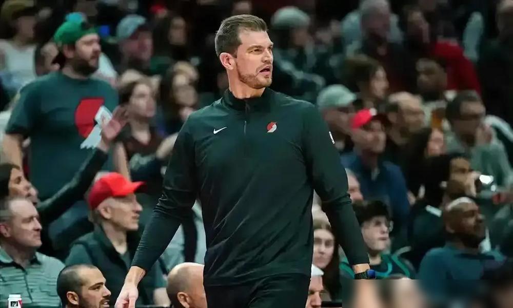 赛后更衣室直接关门。开拓者管理层震怒了。总经理克罗宁赛后拍桌子，勒令教练组交轮换