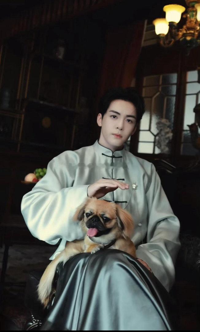 《九门》开播当天曾舜晞晒出九宫格，特意将和陈伟霆的双人合照放在正中间C位，温柔化