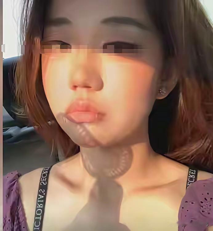 原来长沙被小孩蹭到屁股的这个女子是一名网红，她长期用这种黑红吵架的方式赚取流量，