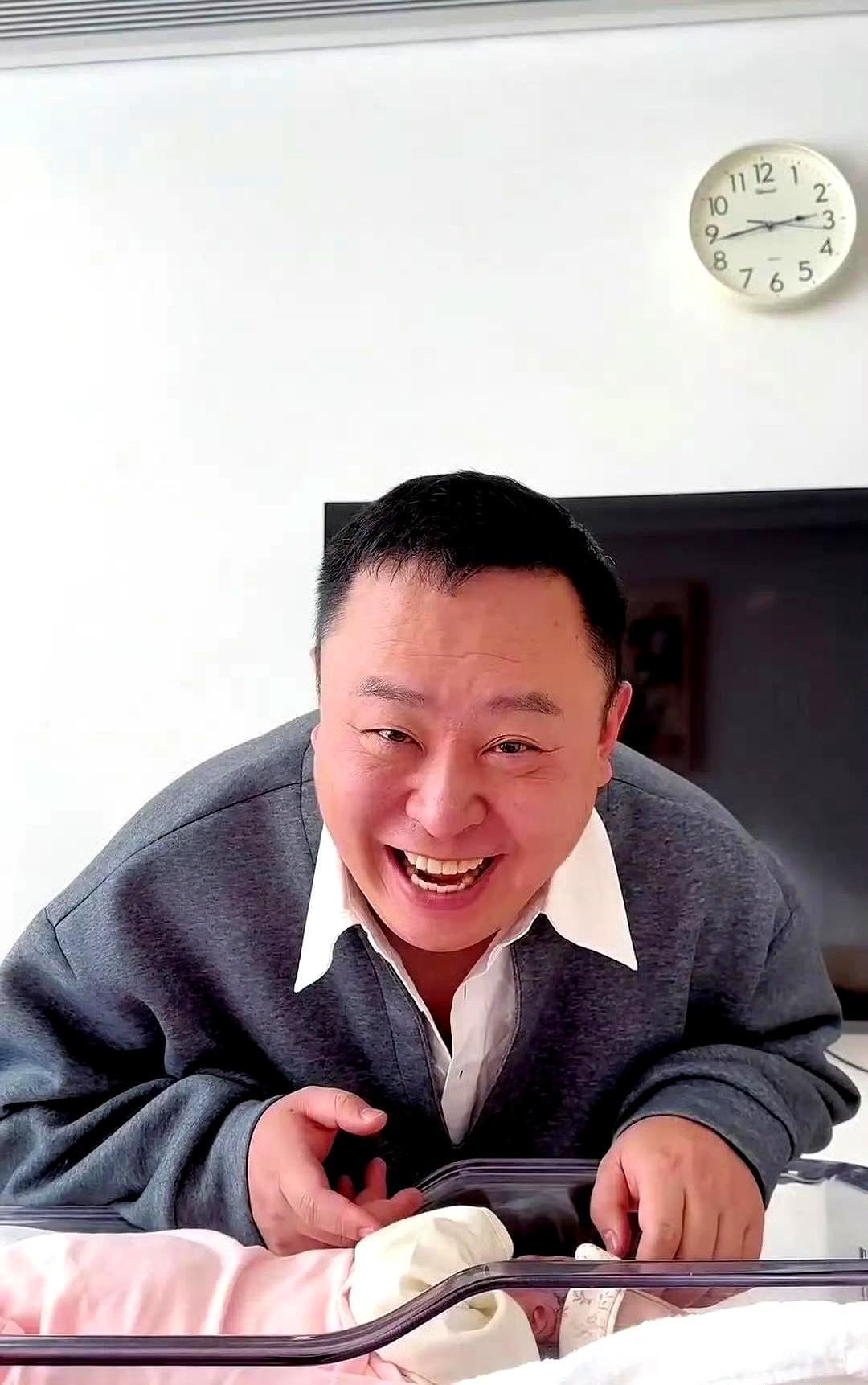 44岁头回当爸，他先给郭麒麟打电话孩子刚哭第一声，阎鹤祥掏出手机，不是打给