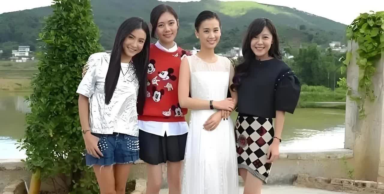 这三张图片里，每一张都有黄圣依。之前因为我说她和阿娇身高差不多，几个网友
