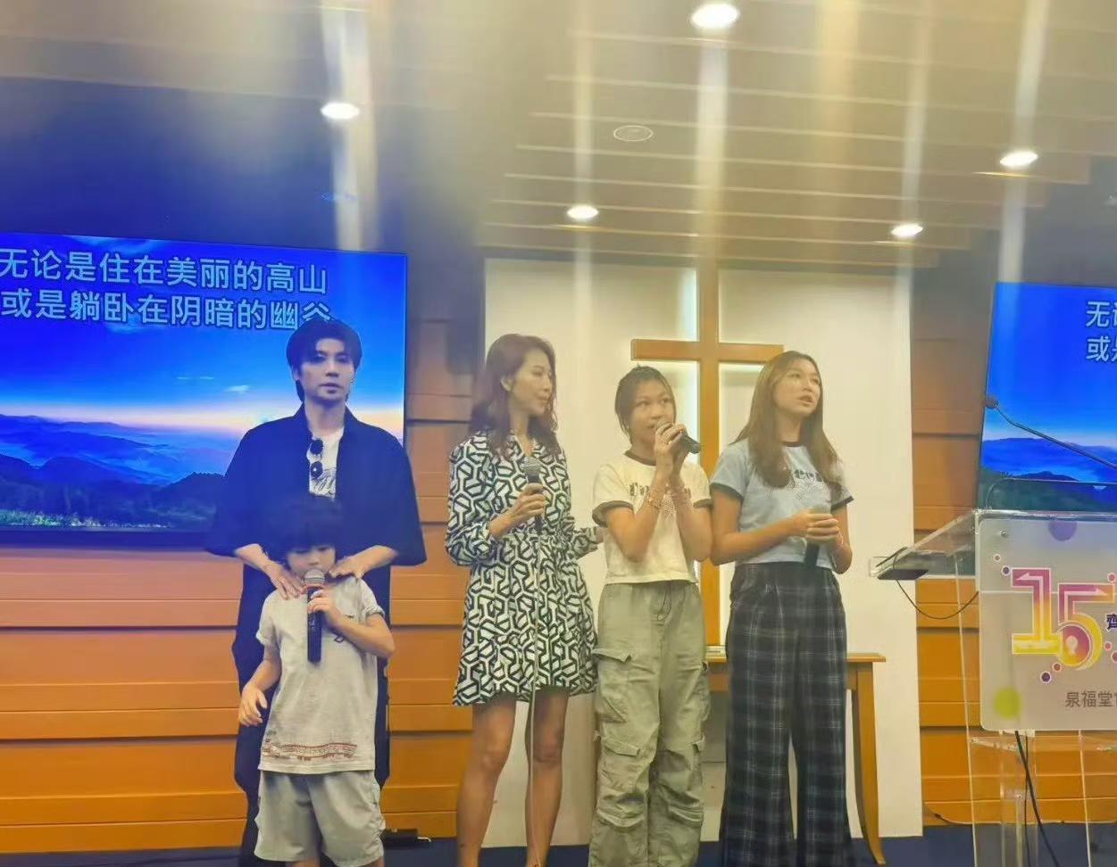 蔡少芬一家五口上台唱歌，俩女儿身高赶上妈妈，母女三人似姐妹花，幸福的五口之家！