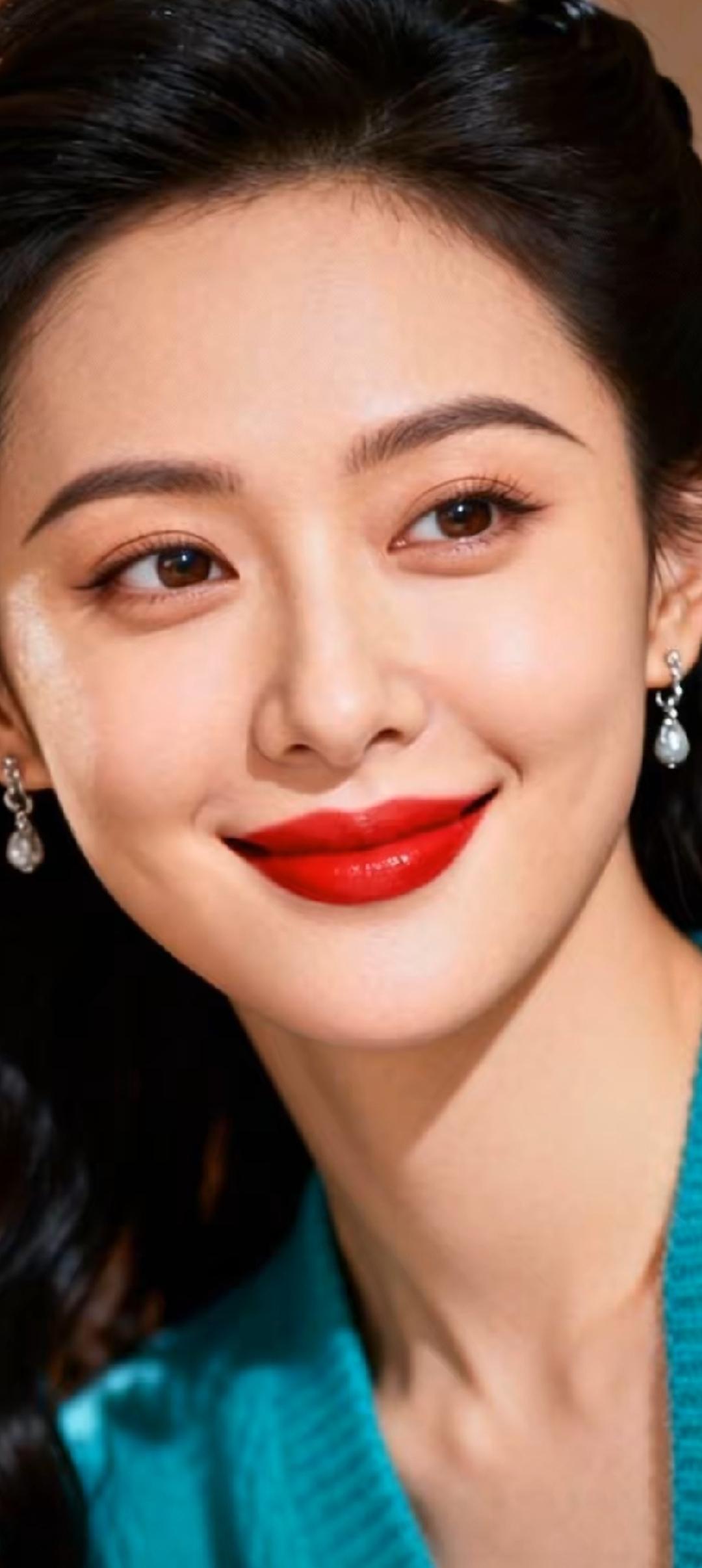 红唇笑语间，岁月静好。