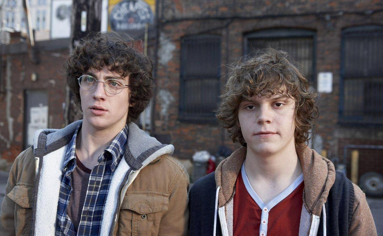 《海扁王》的男主角亚伦.约翰逊在《复仇者联盟2》中饰演快银，结果因为戏份少且形象