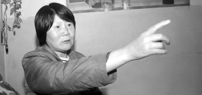 1975年，湖北神农架，几名妇女正在田里干农活的时候，一位妇女突然因为内急跑向了