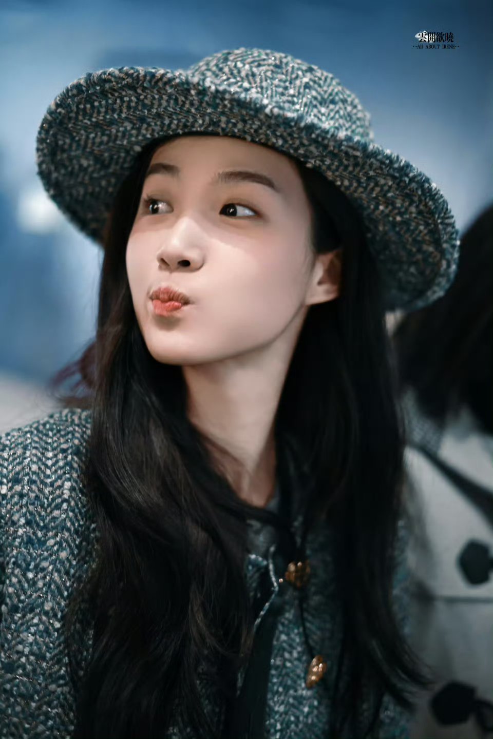 卢昱晓今日机场路透，小香风穿搭好好看啊，淡妆超水嫩的，好美！