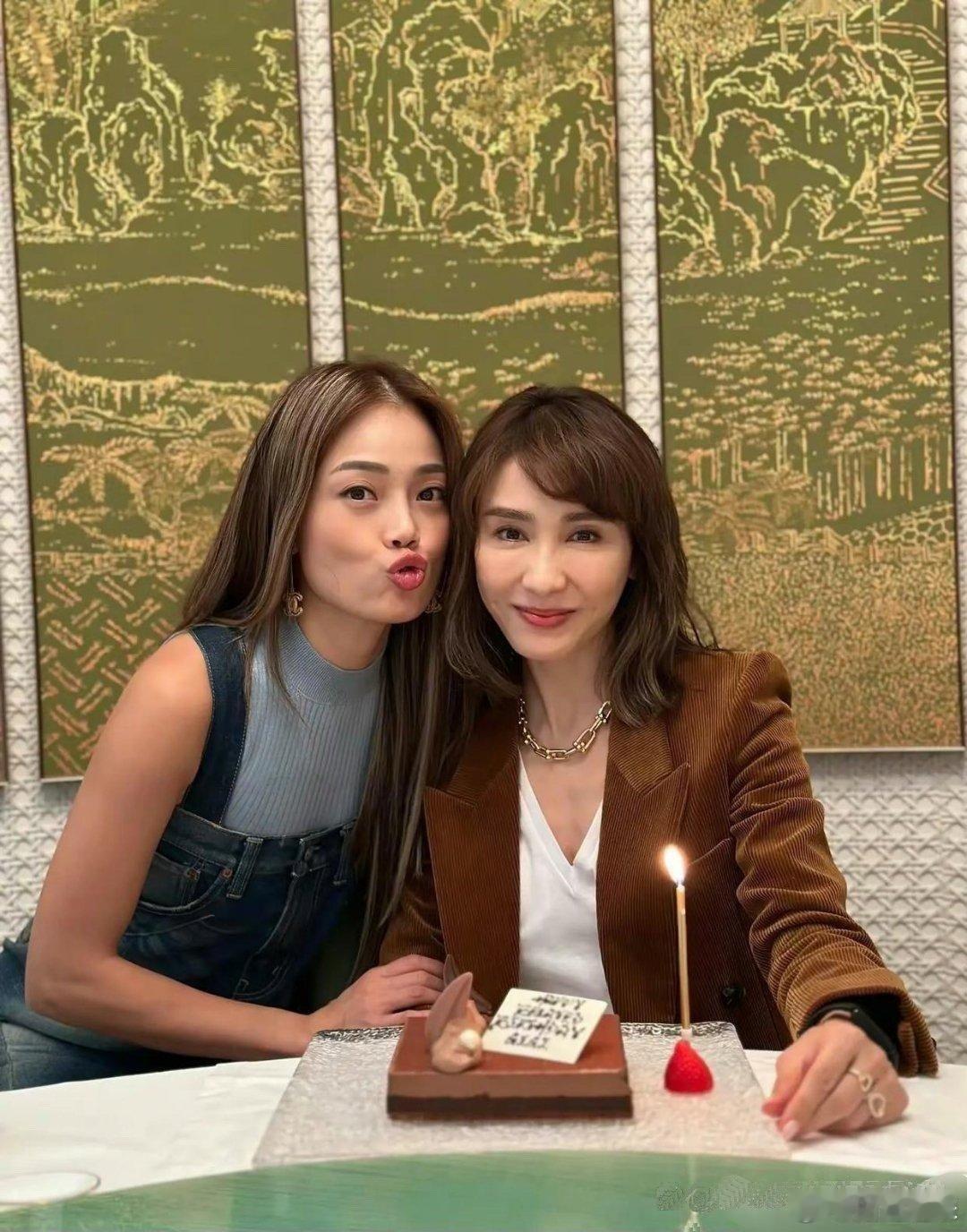 黎姿做了脸部调整，和容祖儿合影时显得不如对方自然