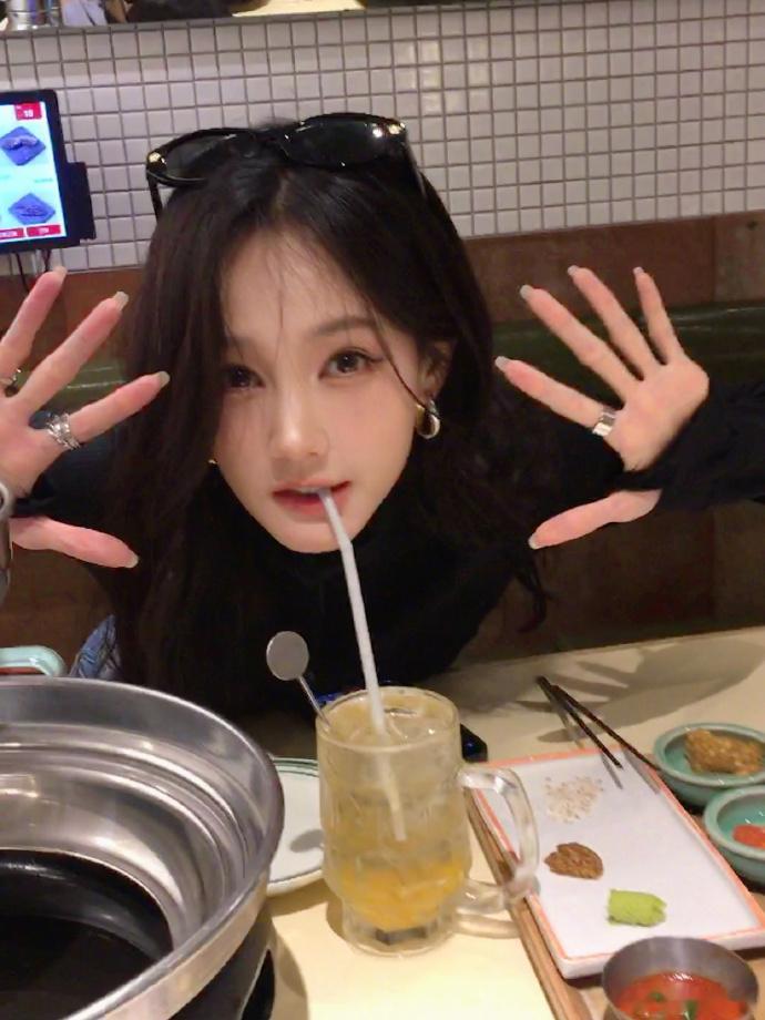 李一桐美人嗔怒李一桐没有不出片的义务走在街边随手记录，姐姐娇俏的神态，美得自然又亮眼。​​​