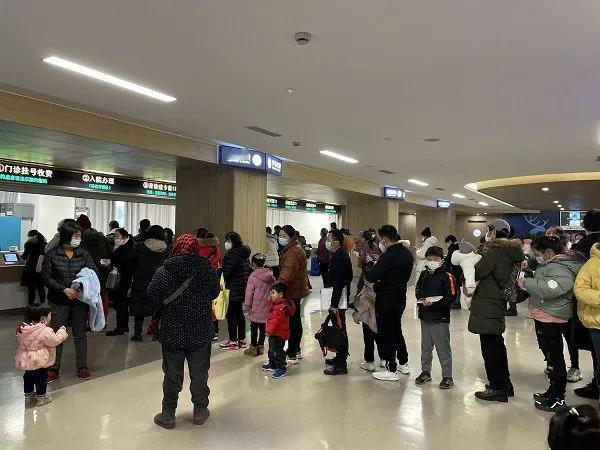 为何越来越多人停缴医保，三大现实阻碍突出，解决痛点才愿主动参保。当前医保缴费