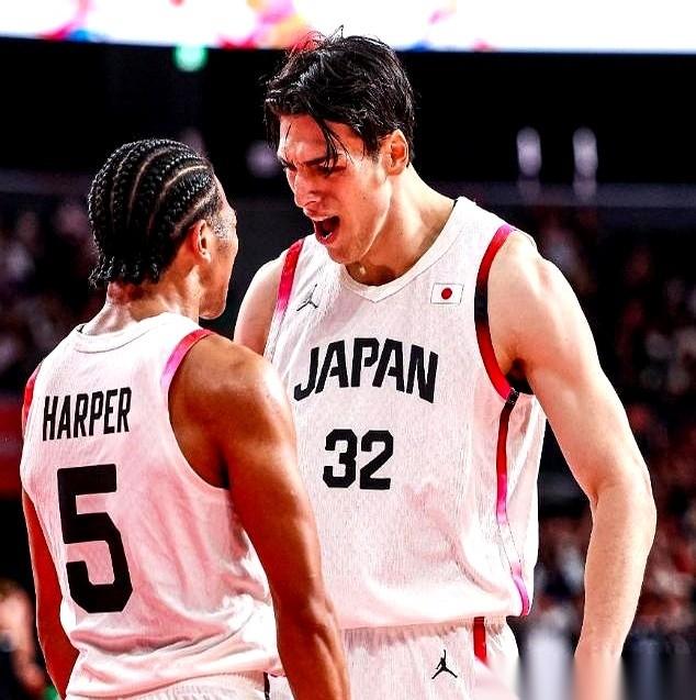 中国男篮对阵日本二队，身高220厘米的余嘉豪出战12分钟没能取得得分。对面长着
