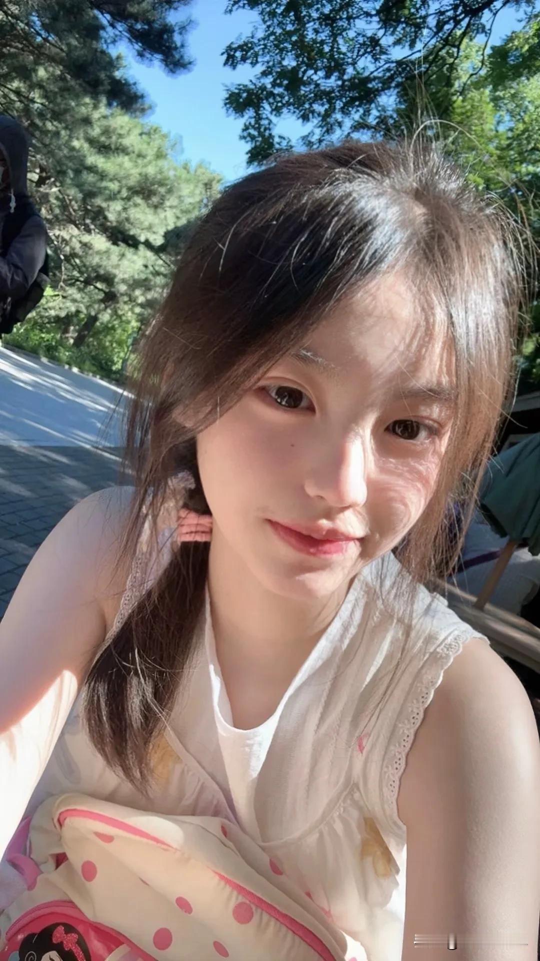阳光下的少女漫步在金色光影中，发梢随风轻扬，笑容如夏花绽放。