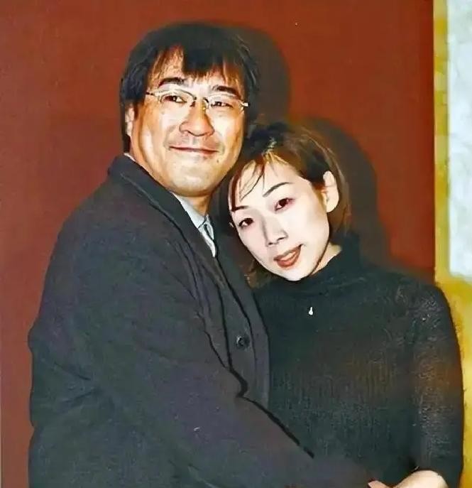 1994年李宗盛为林忆莲向孕妻朱卫茵摊牌离婚，八年的婚姻在厨房那杯没热完的牛奶里凉透了。那年台北演唱